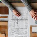 Conseil en architecture d’intérieur avec plan et échantillons de bois