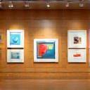 Installation de galerie d’art, œuvres exposées sur mur en bois